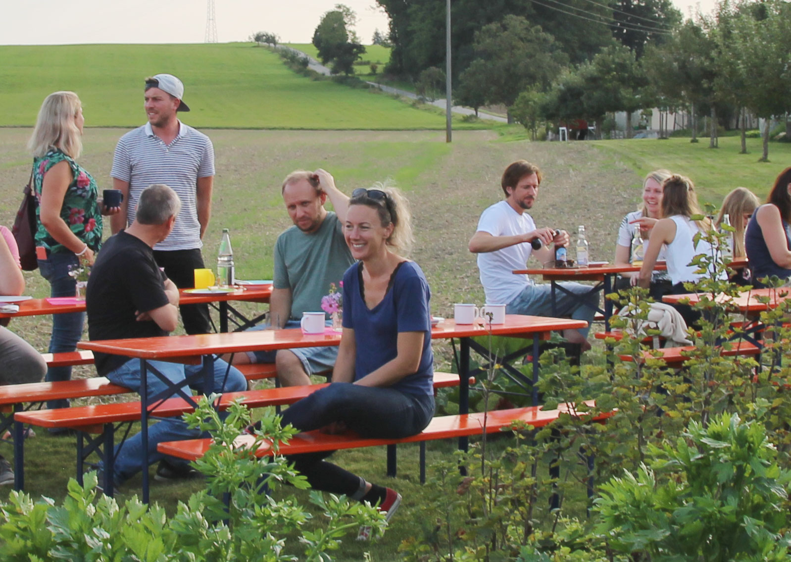 Gärtnerinnen und Gärtner sitzen nach dem Einsatz zusammen